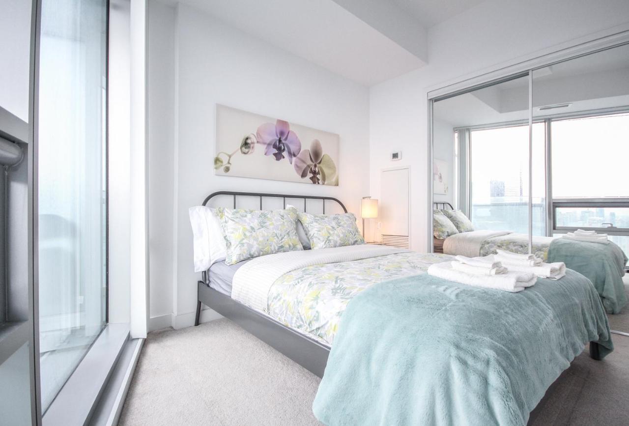Sarkar Suites - Entertainment District โตรอนโต ห้อง รูปภาพ