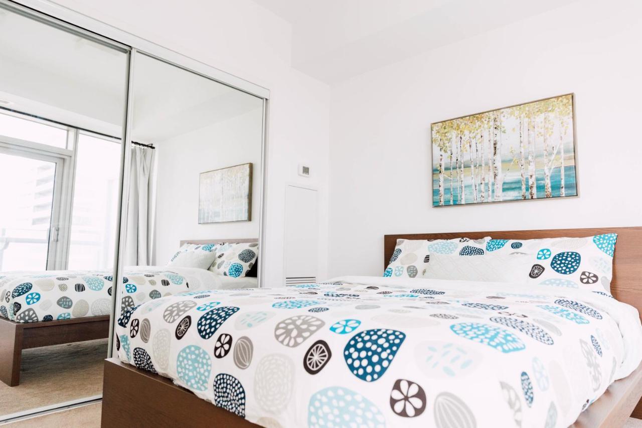 Sarkar Suites - Entertainment District โตรอนโต ห้อง รูปภาพ