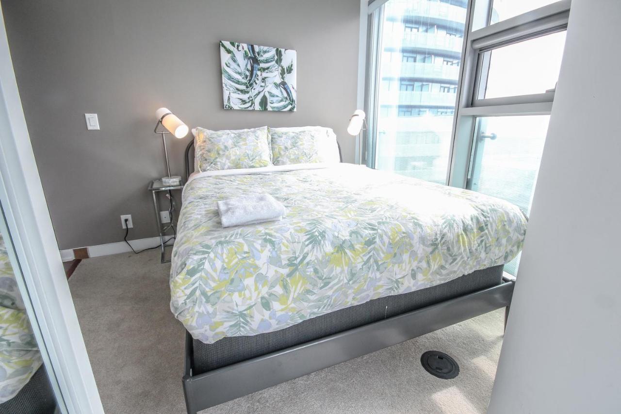 Sarkar Suites - Entertainment District โตรอนโต ห้อง รูปภาพ