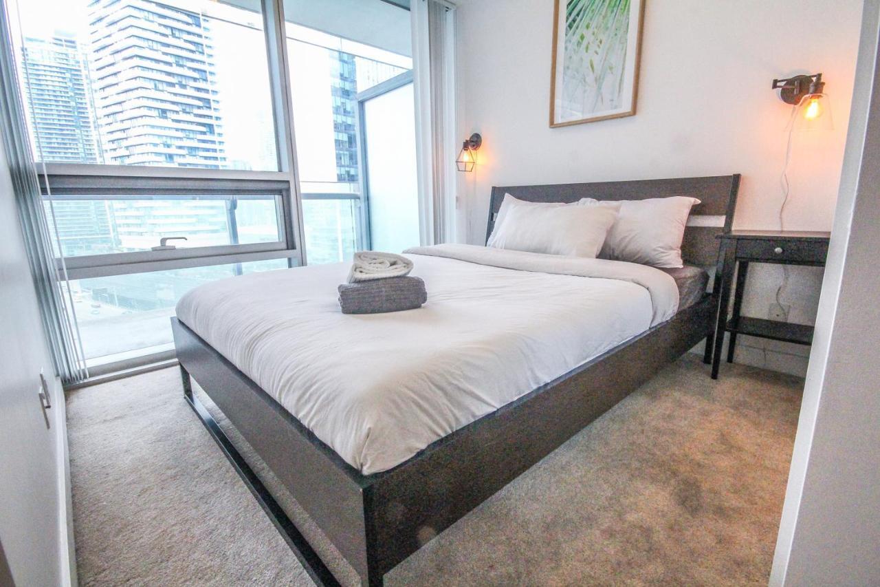 Sarkar Suites - Entertainment District โตรอนโต ห้อง รูปภาพ